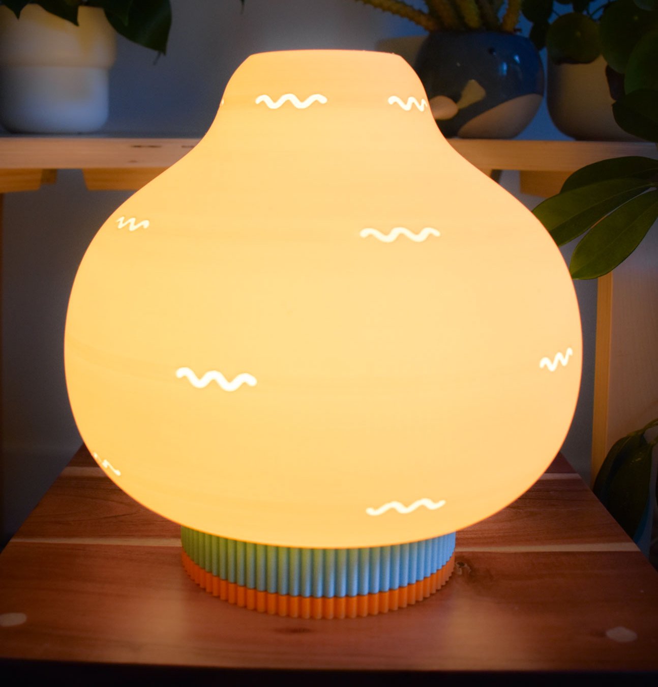 Lampe La Banane À Bosse allumée